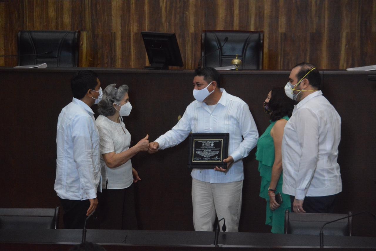 Ricardo Enrique Cetina Flores, recibiendo su reconocimiento