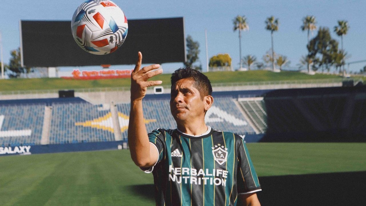 Jorge Campos presenta nuevo jersey del Galaxy de Los Ángeles