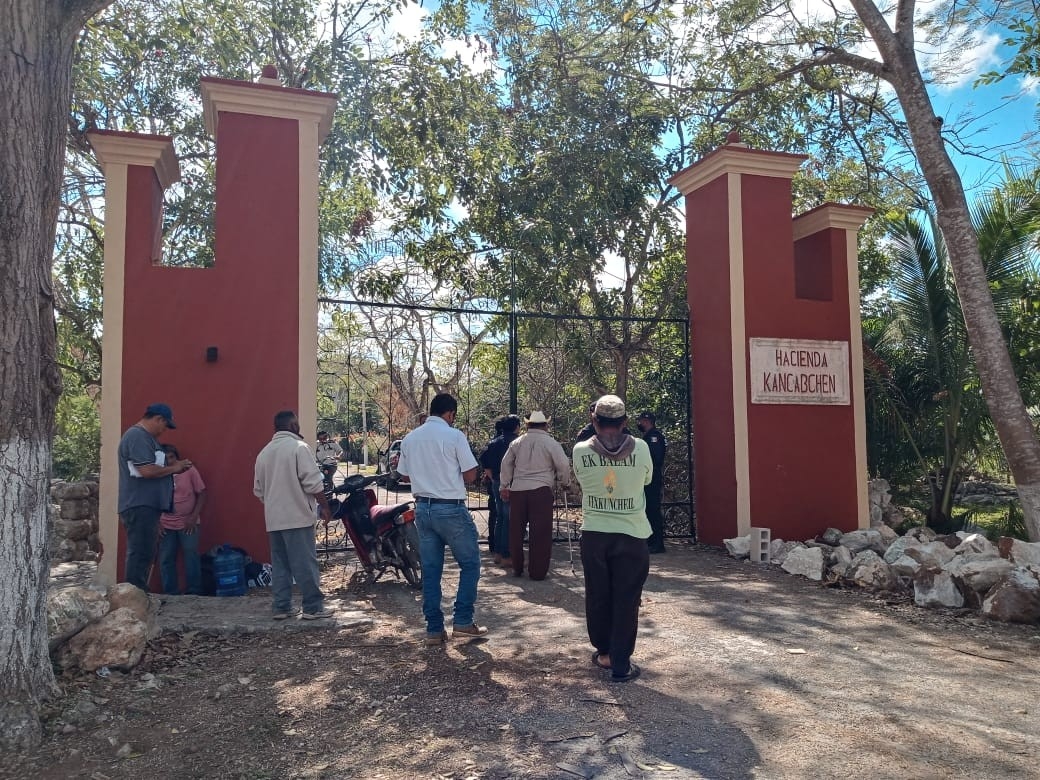 Ejidatarios piden a dueños de hacienda no cerrar camino en Baca