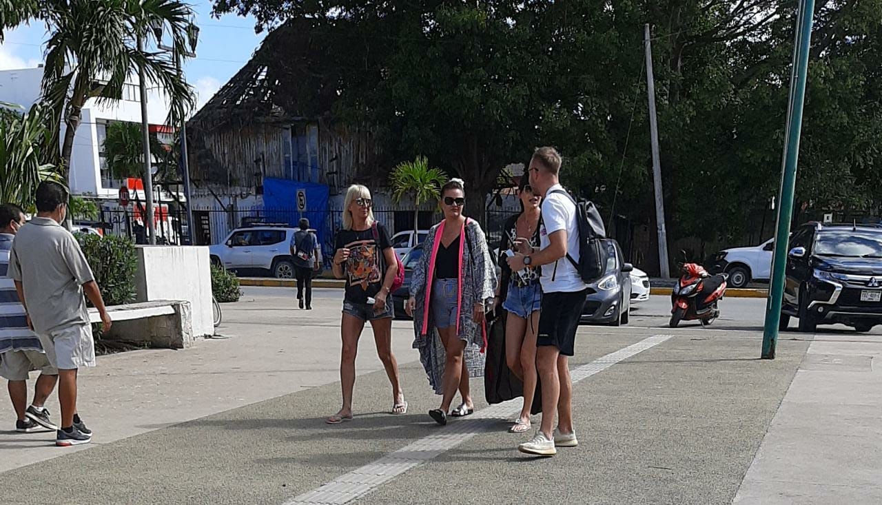 Los turistas desoyen las indicaciones de las autoridades