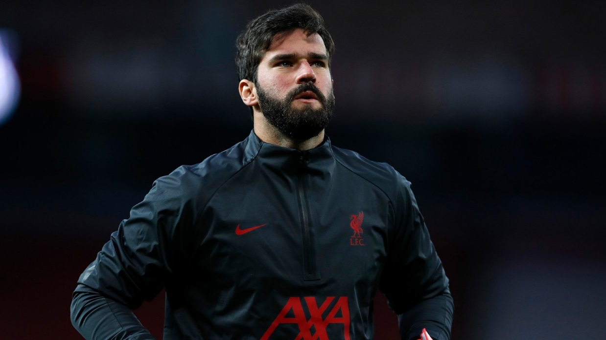 Liverpool y sus aficionados apoyan a Alisson Becker tras la muerte de su padre