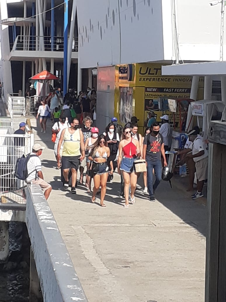 Turistas extranjeros arriban a la Terminal Marítima de Cozumel