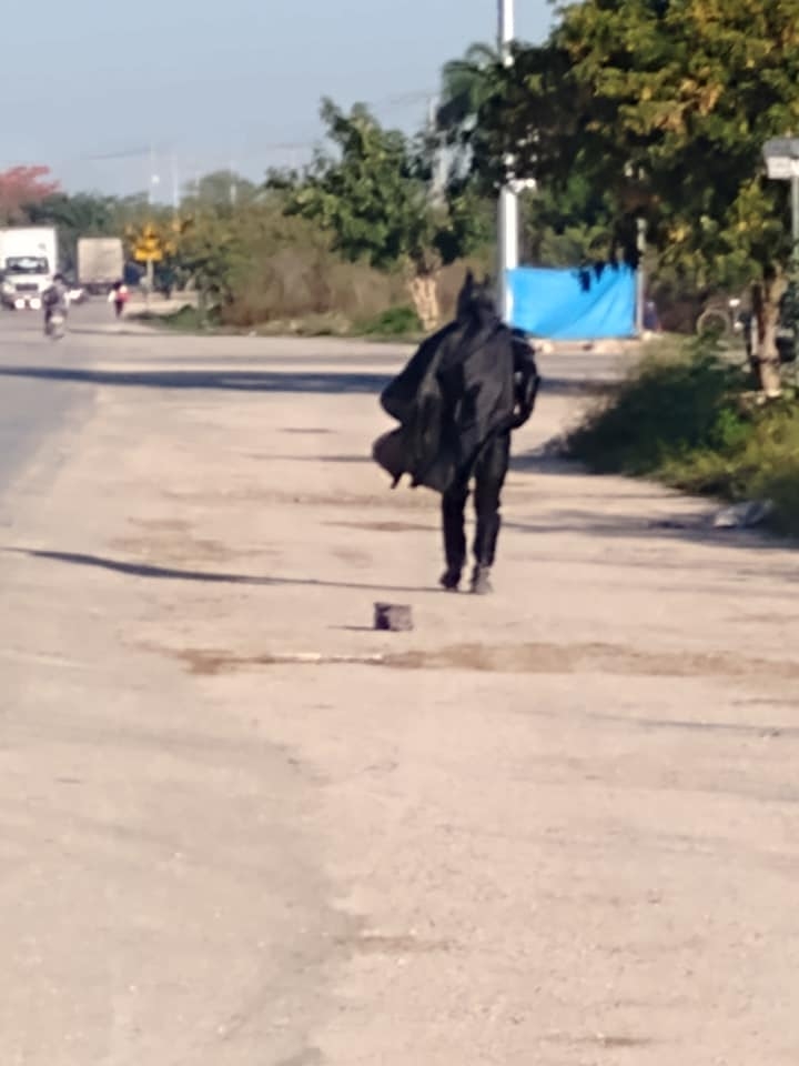 Hombre vestido de Batman se pasea por Kanasín, Yucatán
