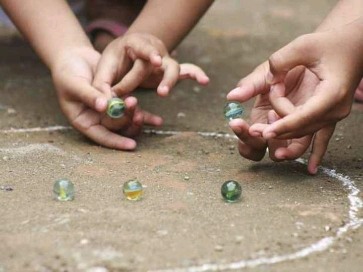 Las canicas, como otros pasatiempos callejeros infantiles, han caído casi en el abandono