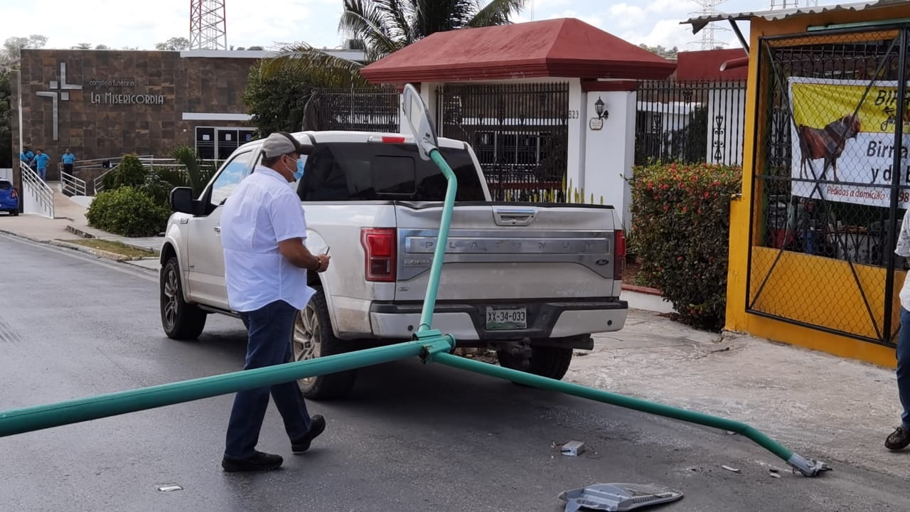 Cae poste de energía sobre una camioneta en Campeche