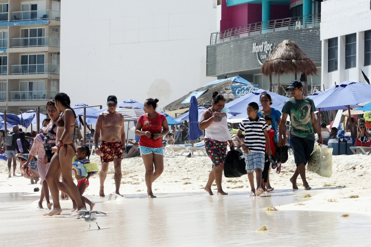 Turistas comienza el fin de semana abarrotando playas de Cancún