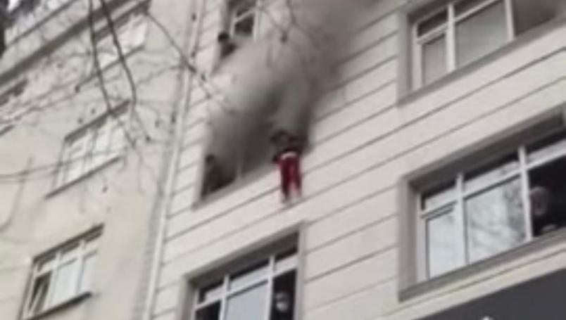 Mujer salva a sus 4 hijos de un incendio; arrojándolos por la ventana