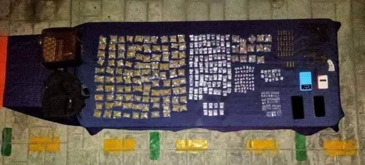 Los detenidos tenían en su poder 289 dosis de distintos narcóticos, además de 2 armas de fuego, acompañadas por 30 cartuchos útiles