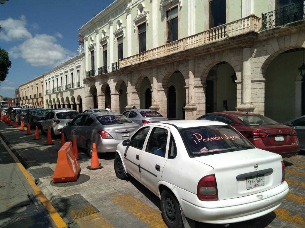 Maestros jubilados realizan caravana contra esquema de pensión en Mérida