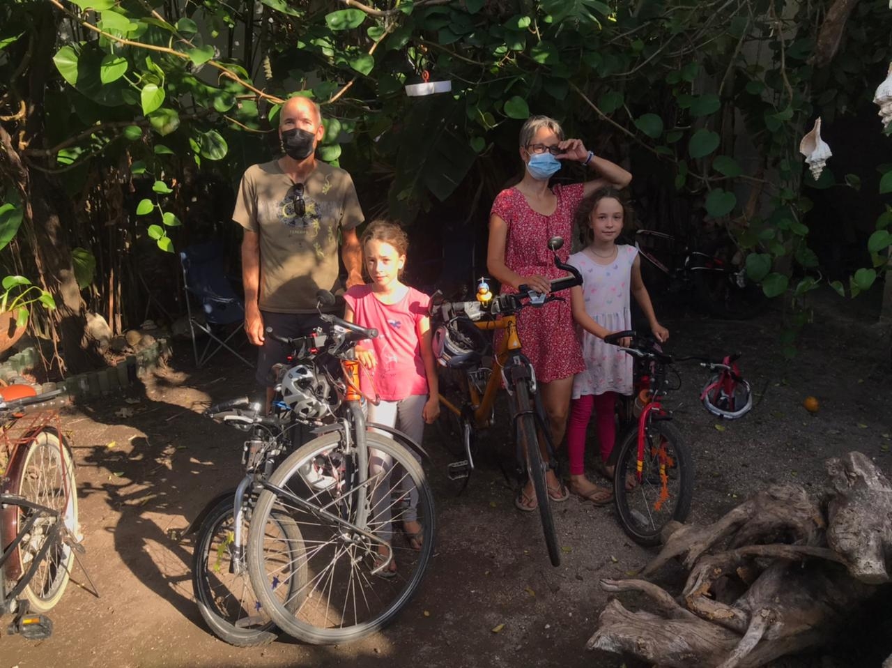 De Suiza a México, familia recorre el mundo en bicicleta