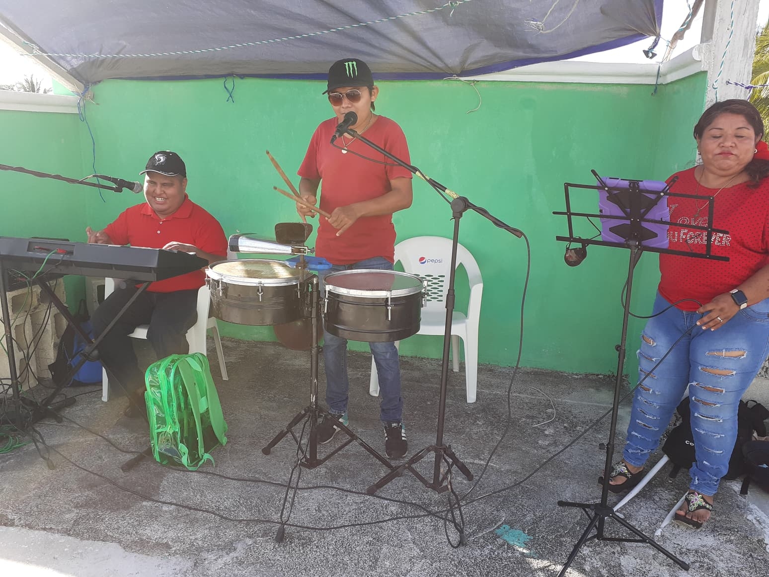 'Chuchito', el tecladista invidente que alegra a los cozumeleños con su música