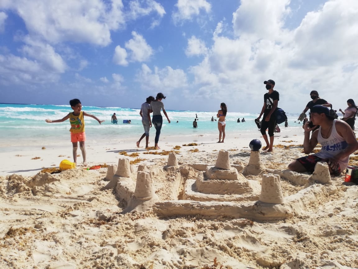 Turistas aprovechan clima soleado y abarrotan playas de Cancún