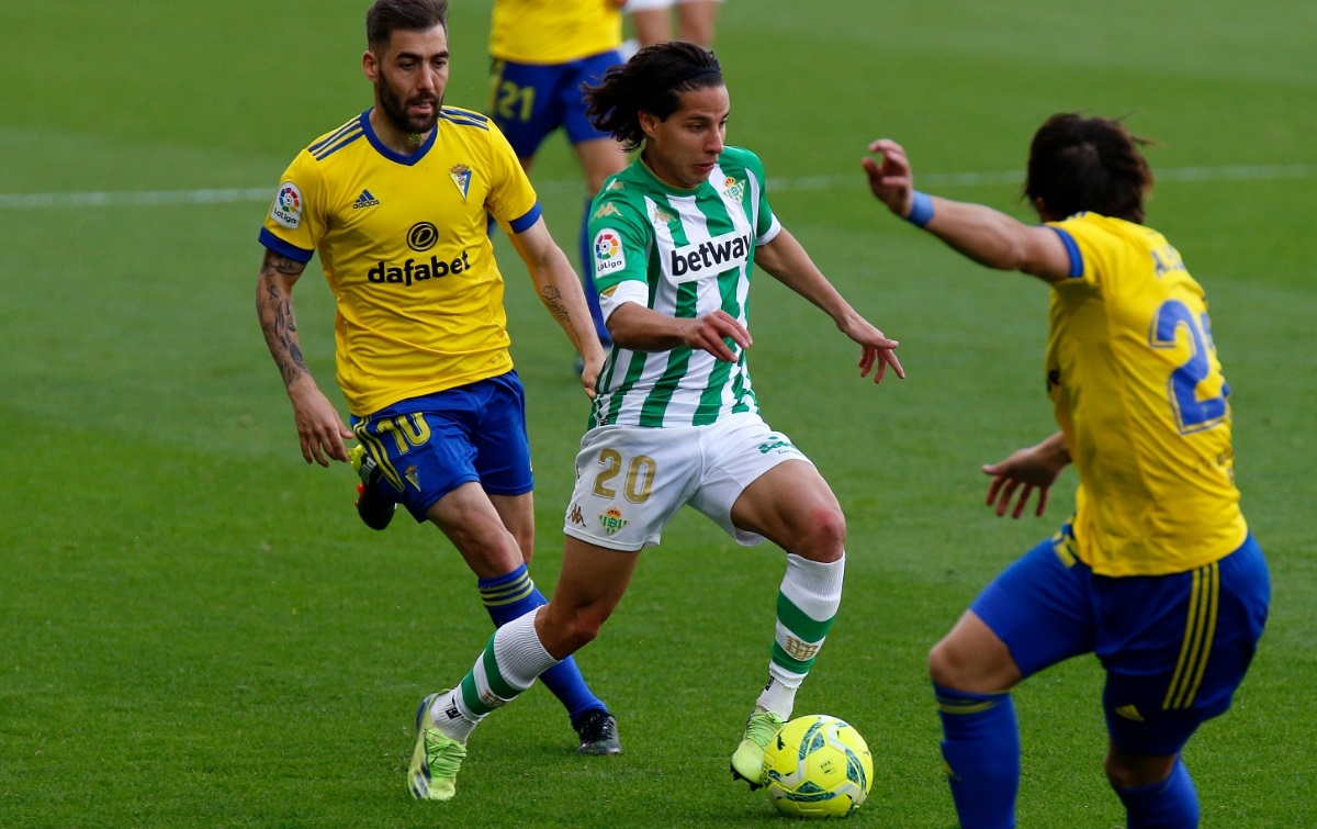 Lainez reaparece tras superar el COVID-19 en la victoria del Betis