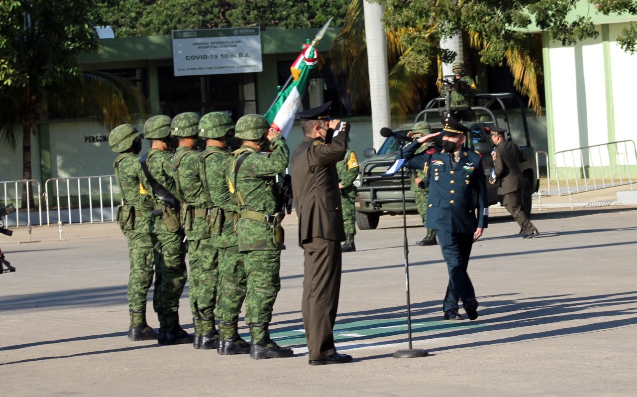 Se le rindió honores tanto al Comandante de la 33ª Zona Militar como al nuevo comandante de Infantería.