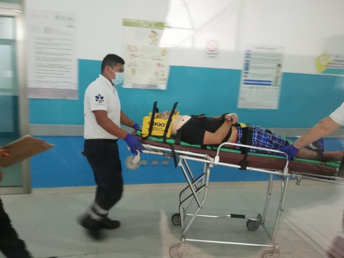 El hombre fue trasladado por paramédicos para su pronta atención