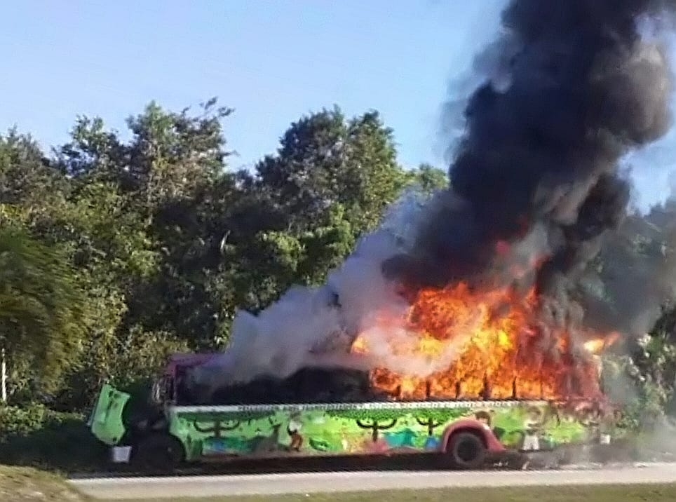 Autobús se incendia en carretera Tulum-Playa del Carmen