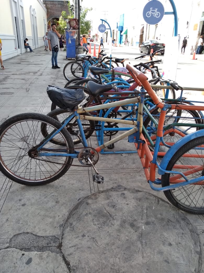 Muchos lugareños argumentan que un estacionamiento para bicicletas facilitaría su movilidad