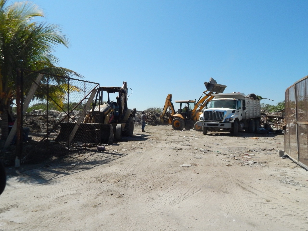 Limpian basurero clandestino para evitar incendios en Ciudad del Carmen