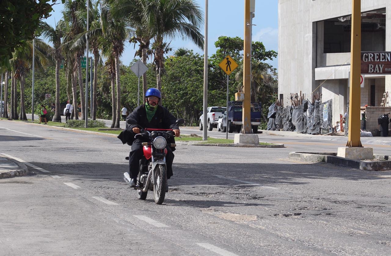 Tramo del Boulevard Kukulcán en Cancún, llena de baches profundos