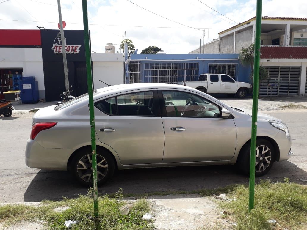 Coche se estrella contra motociclista y lo lesiona en calles de Chetumal