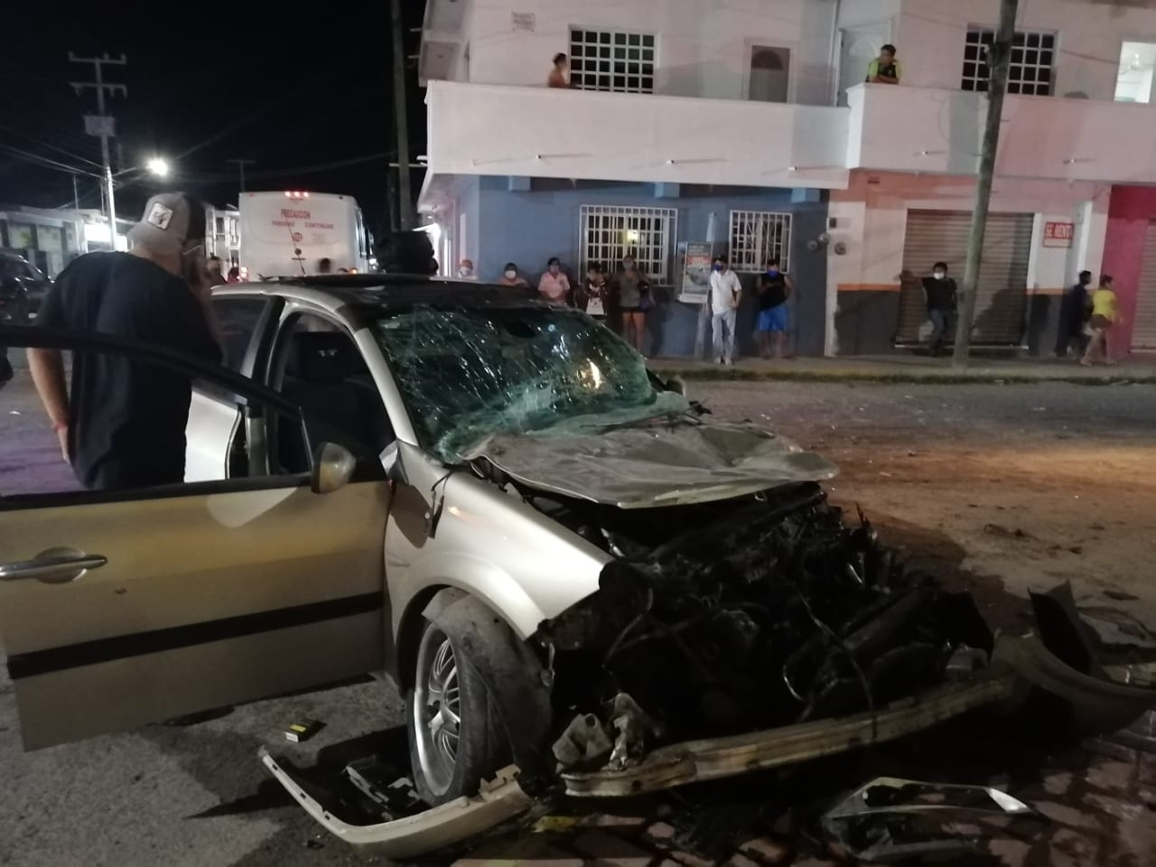 Carambola causa daños a cuatro vehículos en Progreso