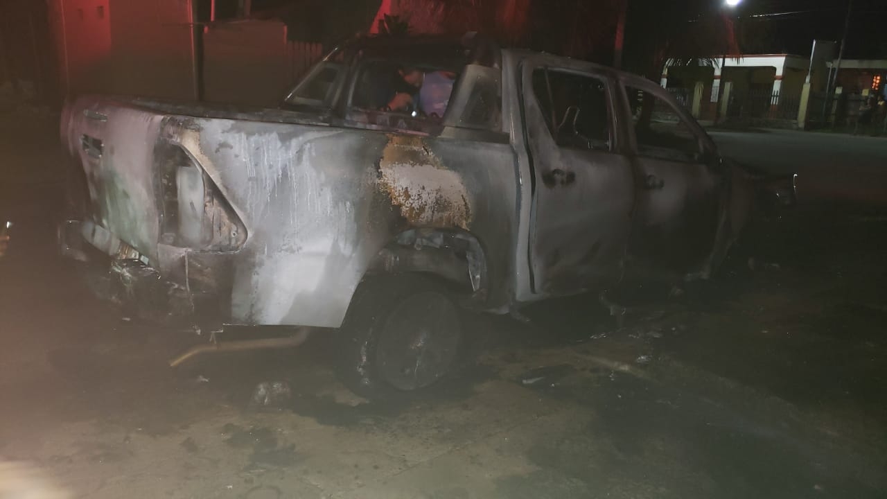 Hombre incendia automóvil de directivo del PRI en Bacalar