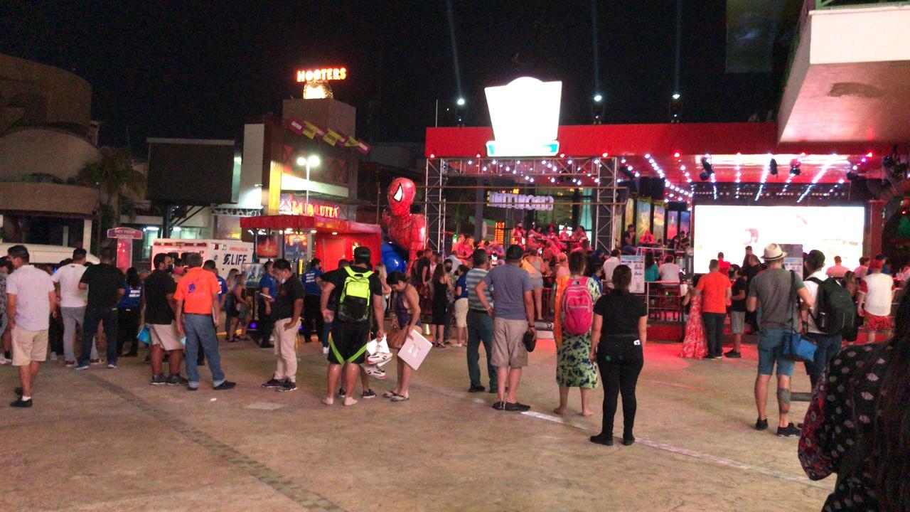 Turistas disfrutan el Super Bowl en la Zona Hotelera de Cancún: EN VIVO