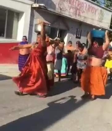 Un grupo de ciudadanos participó en un recorrido carnavalesco