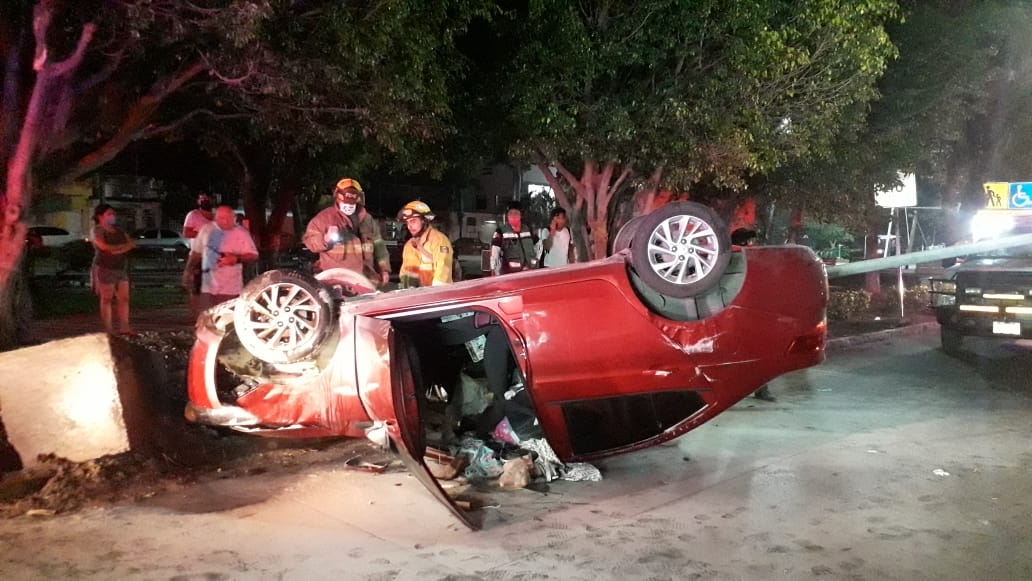 Automóvil se vuelca con familia adentro en Ciudad del Carmen