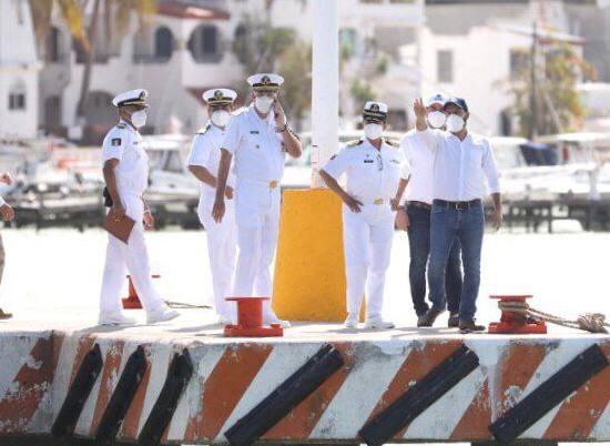 El gobernador Mauricio Vila Dosal platicó con los pescadores en su recorrido