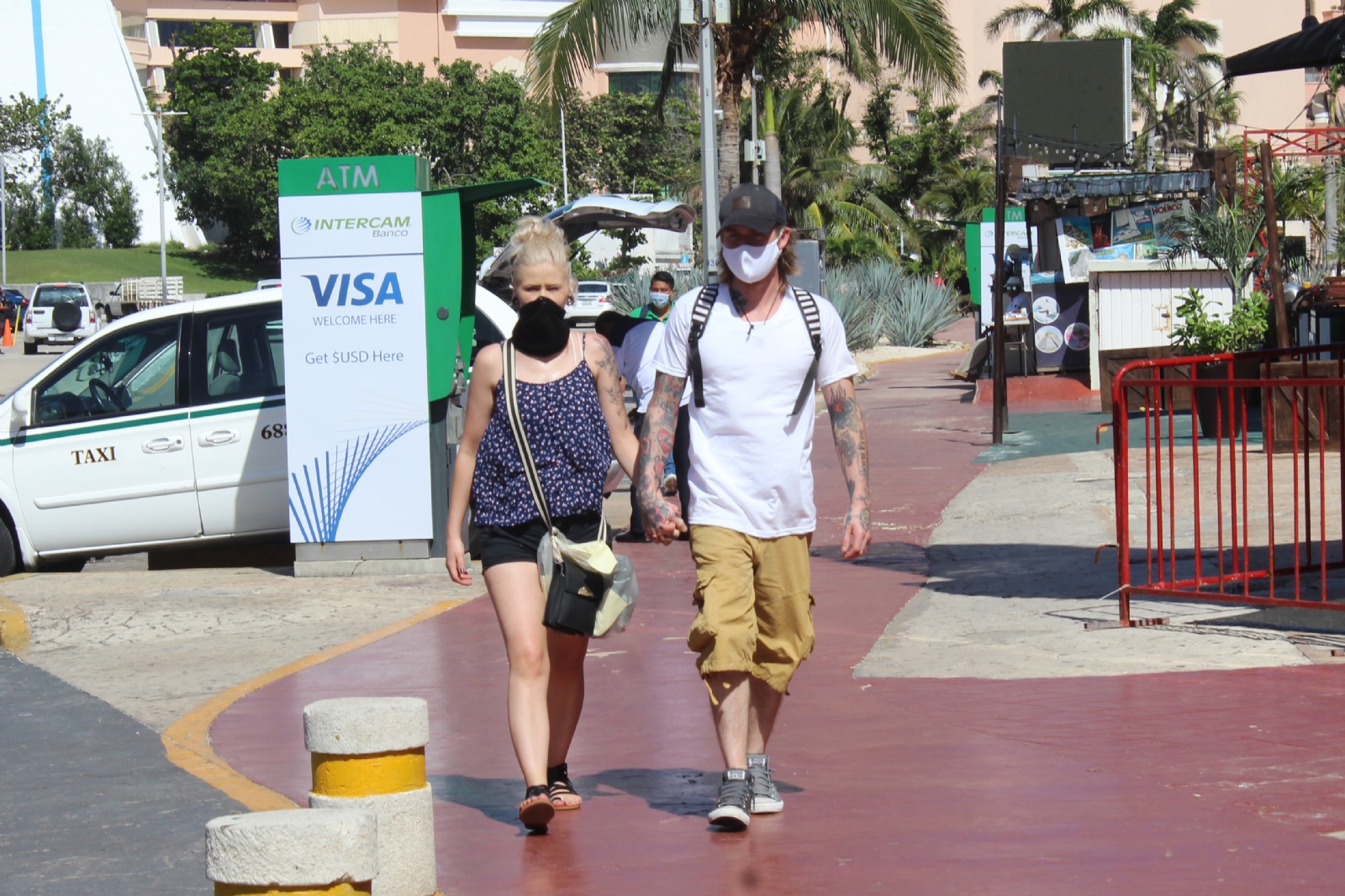 Los pocos turistas pasean en la Zona Hotelera.