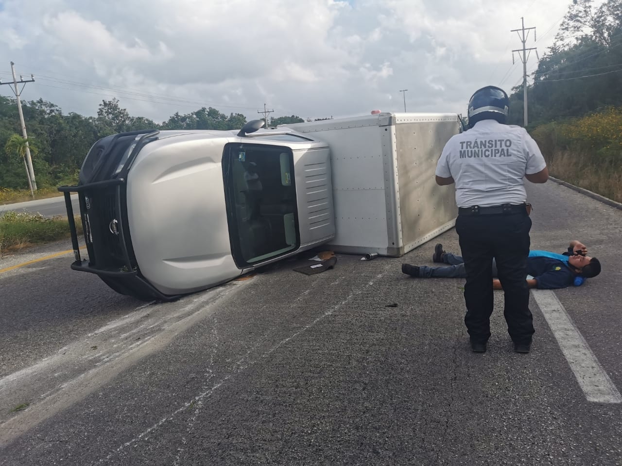 Vehículo repartidor vuelca en la carretera federal a Playa del Carmen