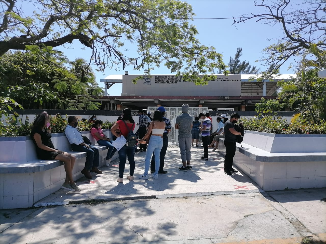 Padres de familia provocan aglomeraciones en escuelas de Ciudad del Carmen