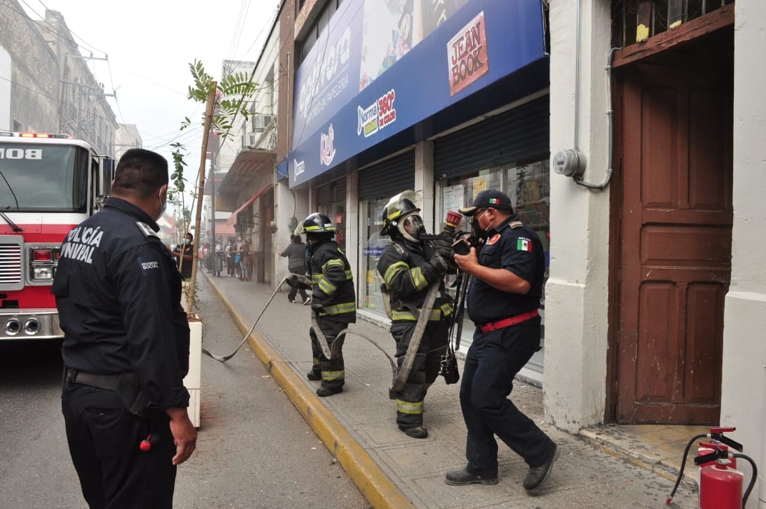 Bomberos usan más de dos mil litros de agua en incendio en el centro de Mérida