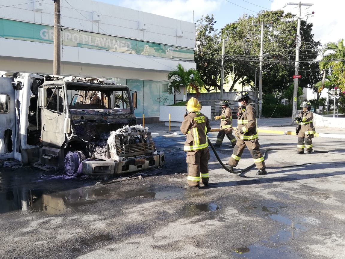 Incendian ambulancia en el estacionamiento de Playa Med en Cancún: VIDEO