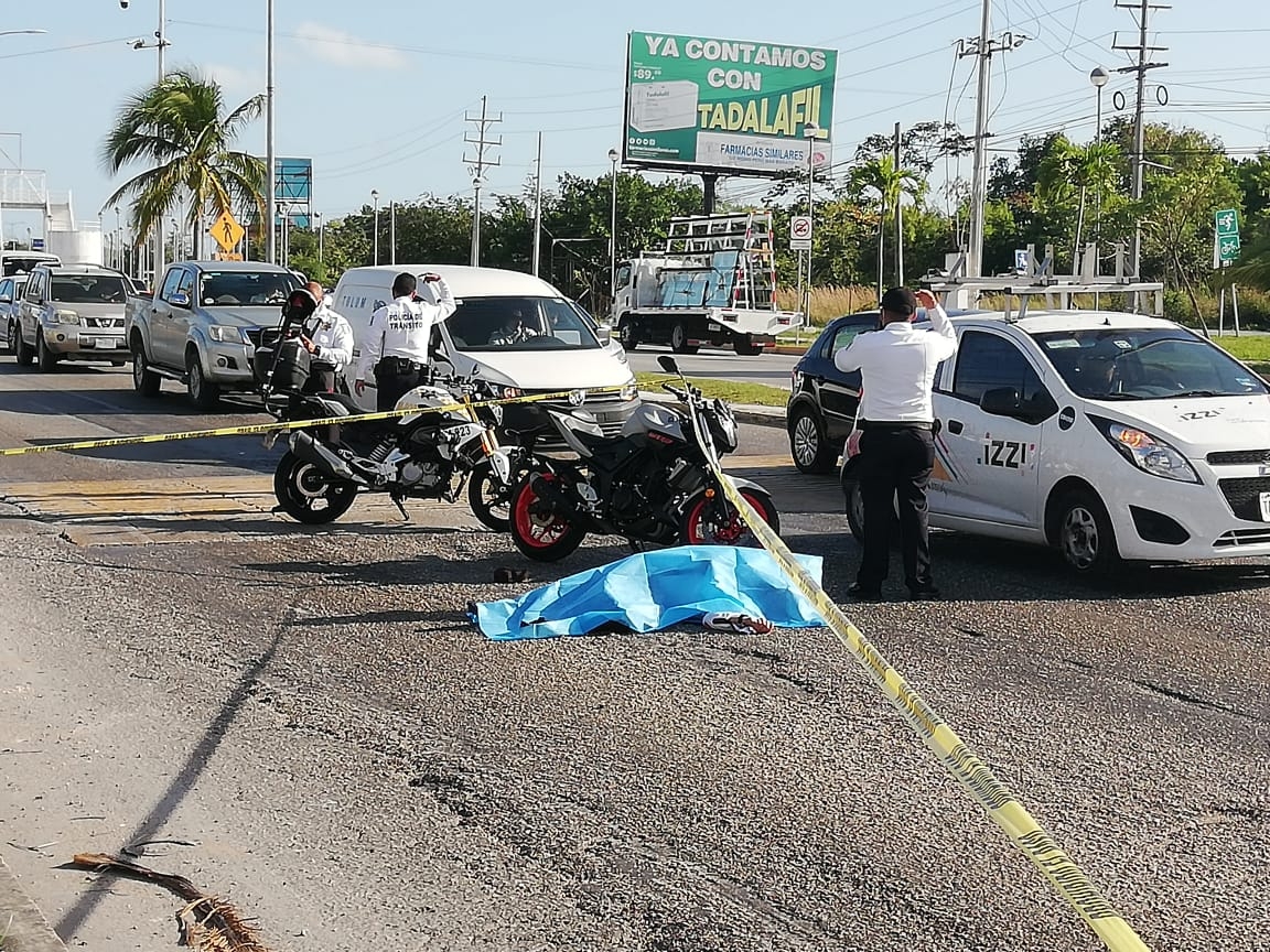 Motociclista atropella a trabajador de Plaza La Roca y lo mata en Cancún: VIDEO