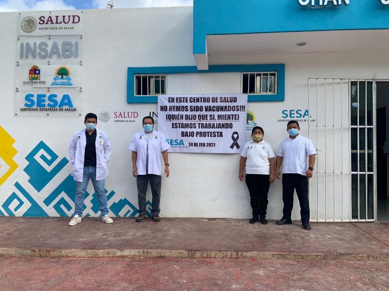 Los primeros en protestar, fueron los trabajadores del Centro de Salud Urbano Francisco Arana Tun, ubicado en la colonia Cecilio Chí