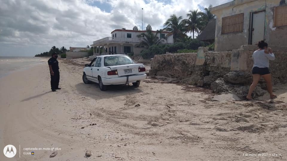 Multan a conductor por estacionarse en zona de anidación de tortugas en Telchac Puerto