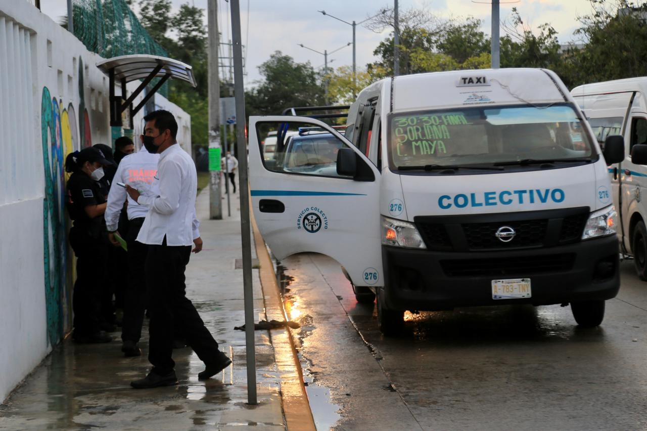 Se incendia combi de transporte público en Playa del Carmen