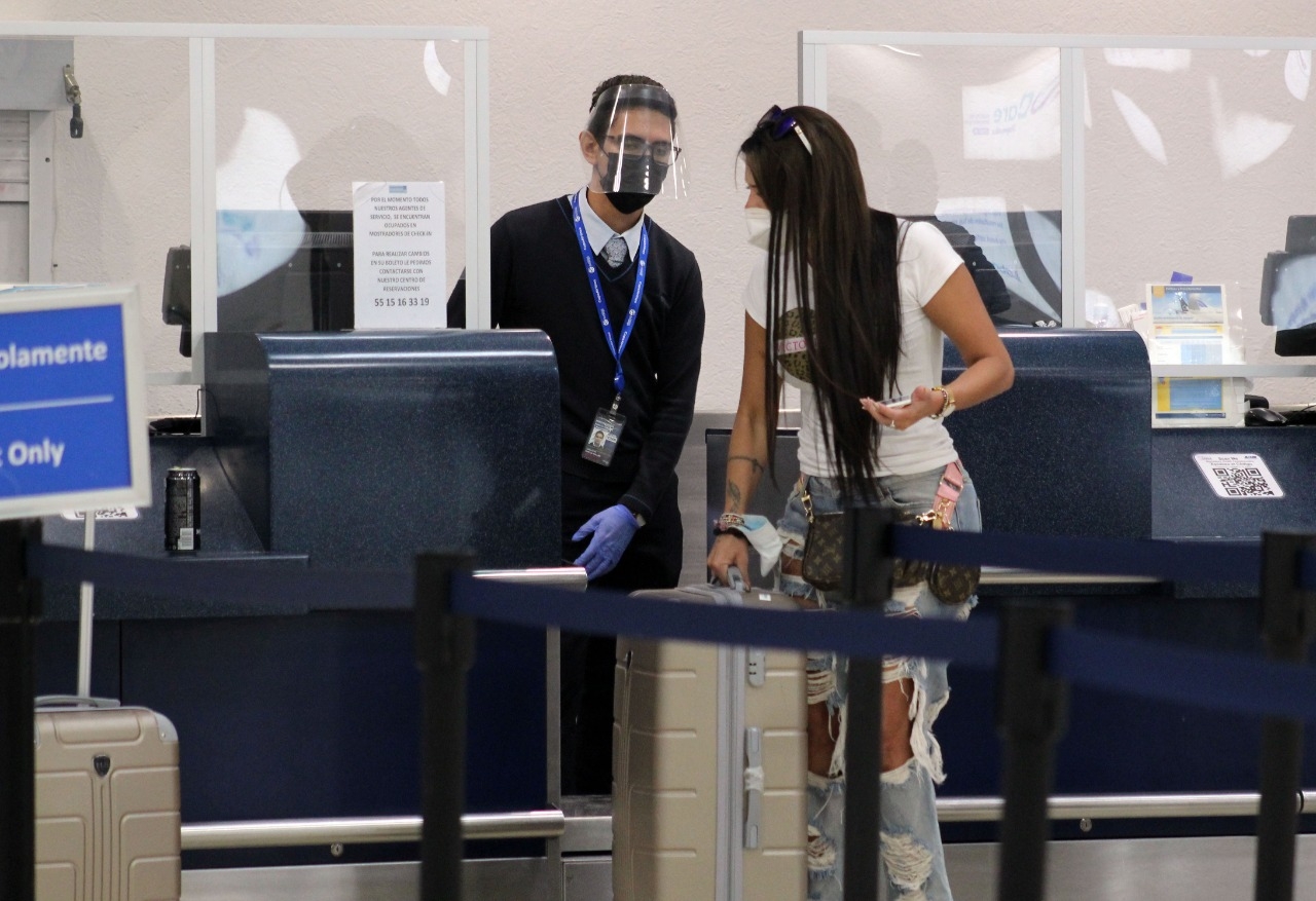 Colombiana pierde su vuelo por no presentar prueba PCR en aeropuerto de Cancún