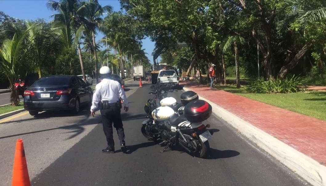 Cierran carril del Boulevard Kukulcán en la Zona Hotelera de Cancún