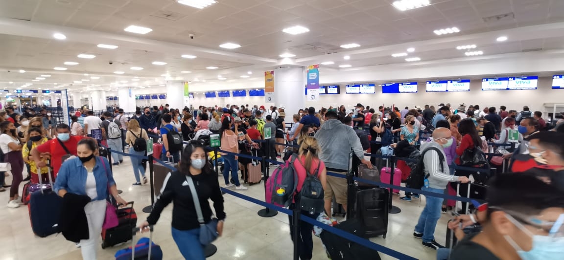 Personal de seguridad privada del aeropuerto, apoya a la aerolínea para que la gente respete la Sana Distancia