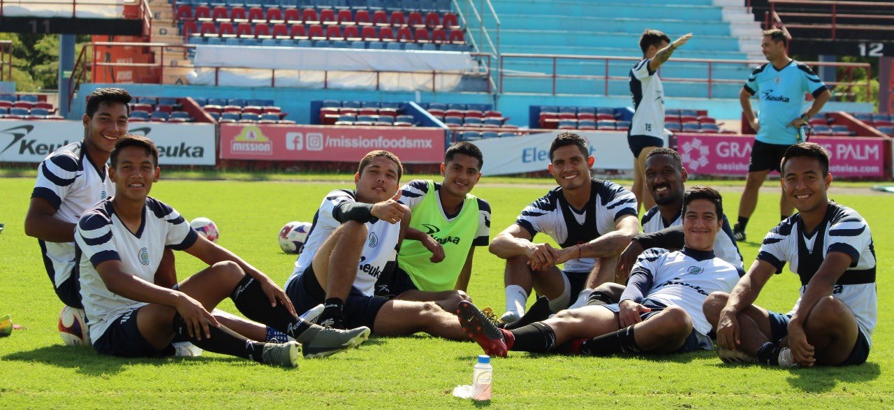 Con tradicional 'pastelazo' Cancún FC festeja cumpleaños de Benji Galindo Jr