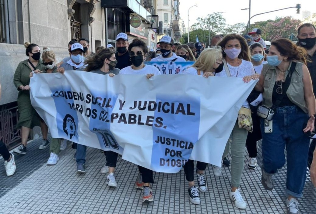 Marcha por Diego Maradona: fanáticos se reúnen en el Obelisco para pedir Justicia.