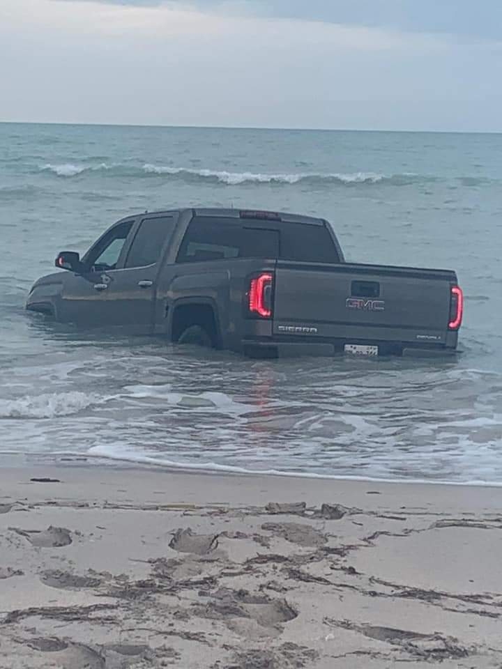 Diputado de Campeche se cae al mar en su camioneta de lujo