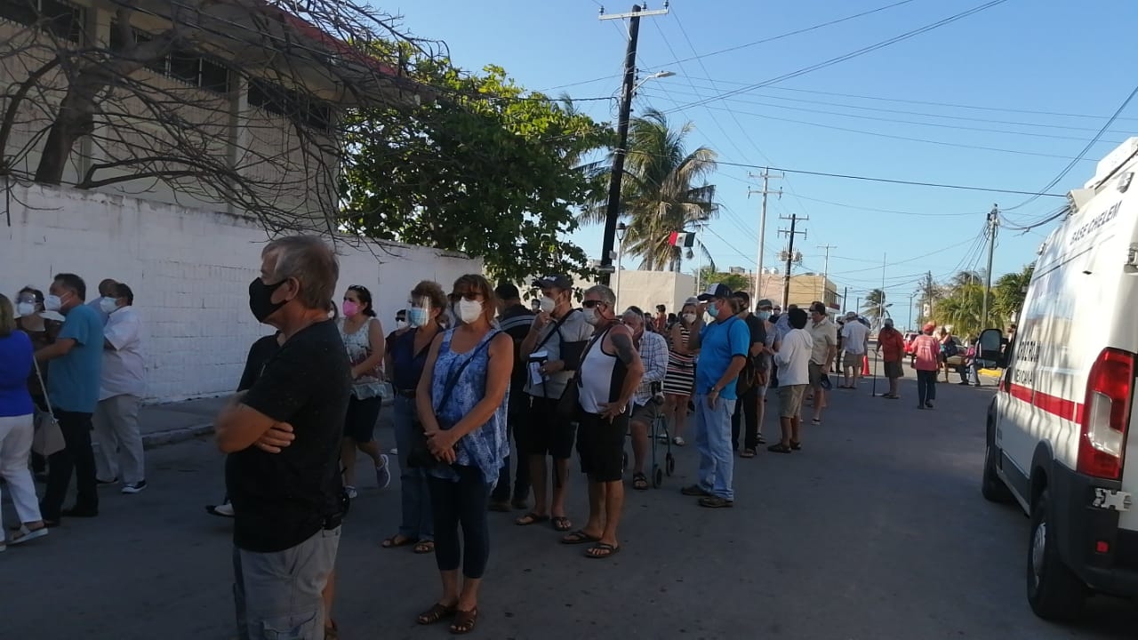 Extranjeros exigen ser vacunados contra el COVID-19 en Progreso: EN VIVO