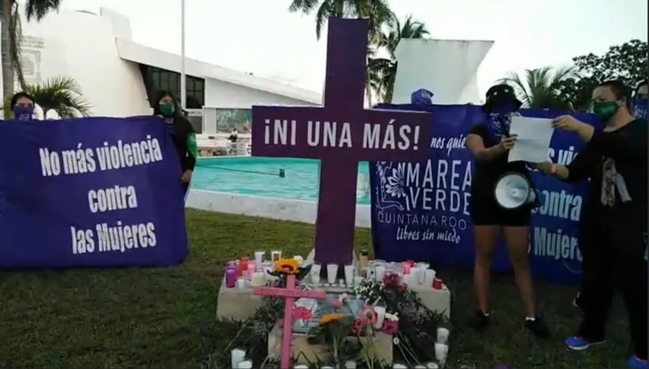 Feministas se reúnen en 'antimonumento' para exigir justicia por daños causados