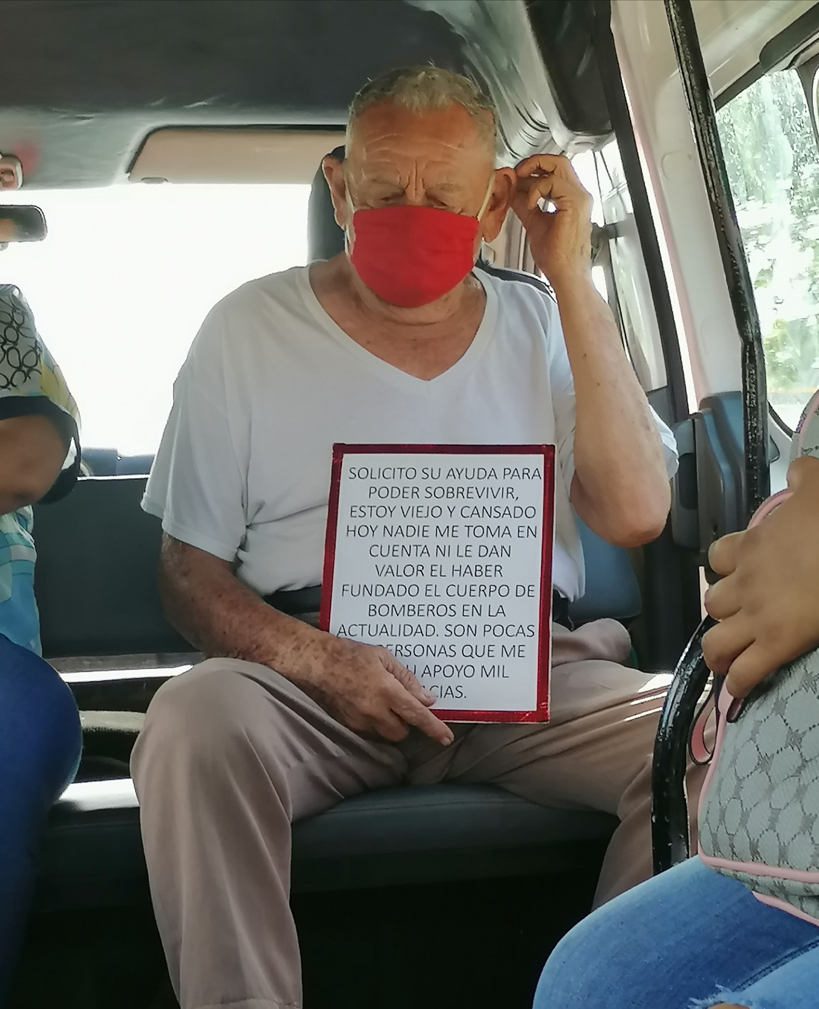 Abuelito pide limosna en el transporte público en Ciudad del Carmen