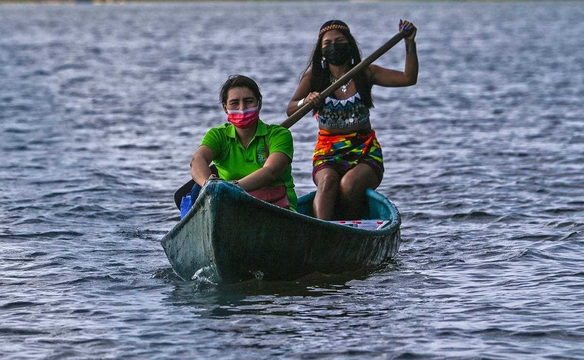 Graciela Bouche llega en una canoa a su salón de clases