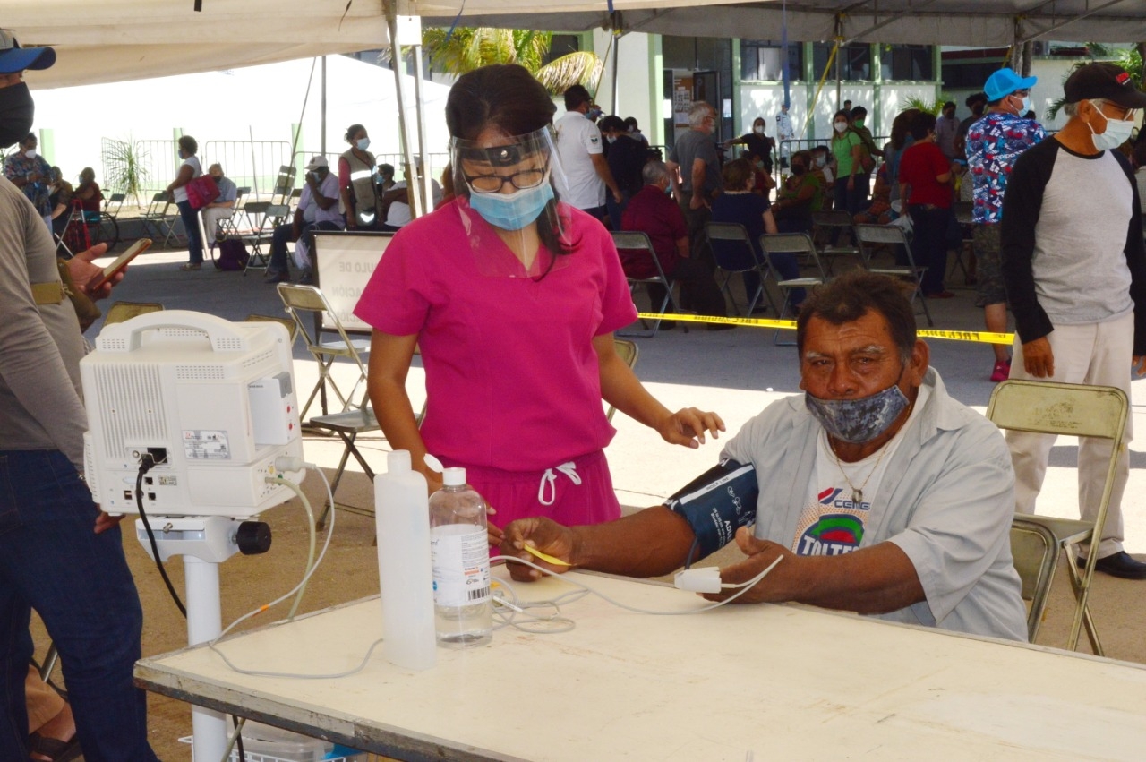 Inicia vacunación contra COVID-19 a abuelitos sin registro en Campeche